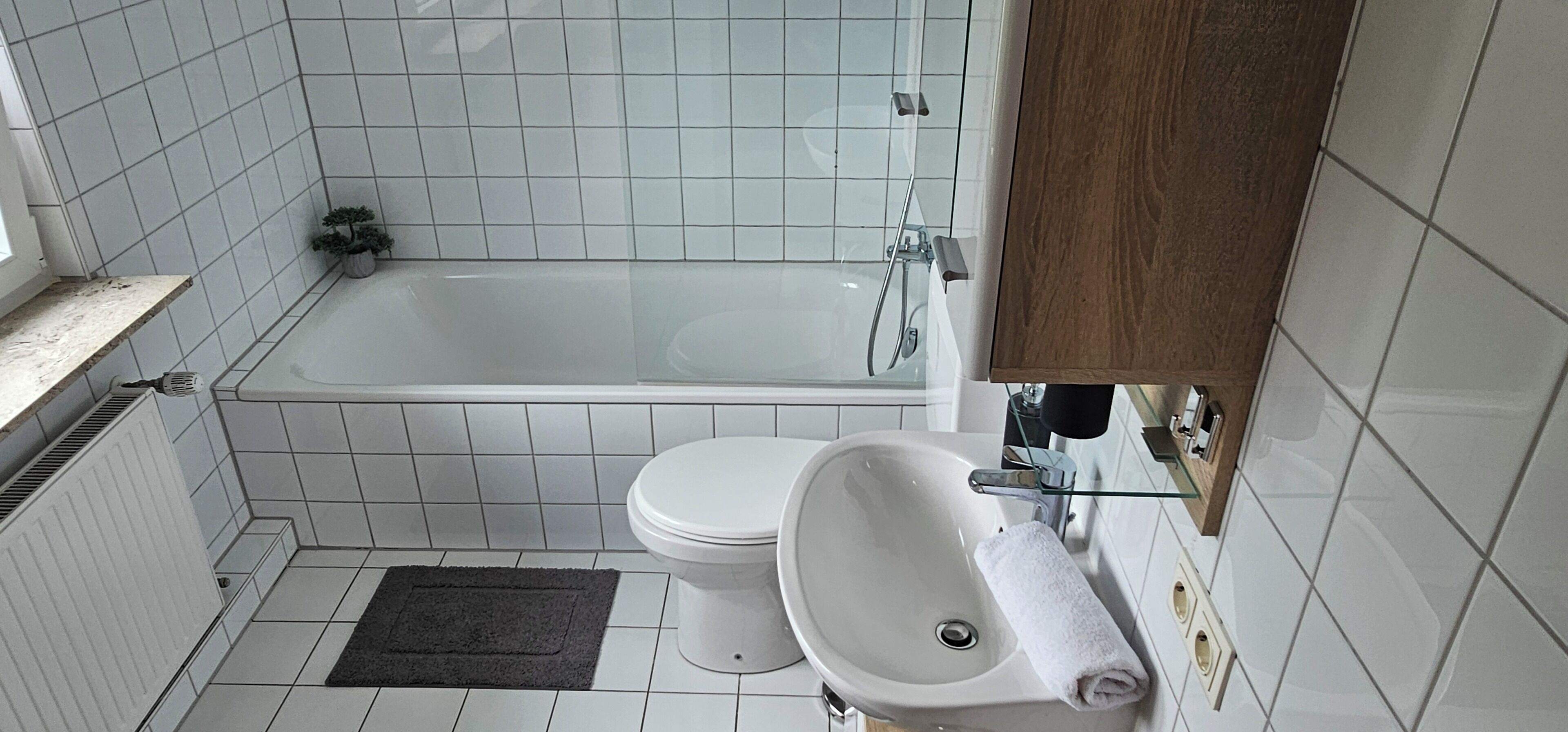 Douche, sèche-cheveux, serviettes fournies, savon