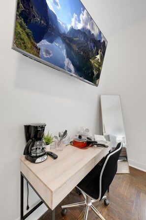 Interior - Nestled Nook: Inviting Bay Ridge Studio Hideaway (New York)