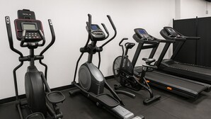 Kuntosalissa on kolme kuntoilulaitetta: kuntopyörä, crosstrainer ja juoksumatto.
