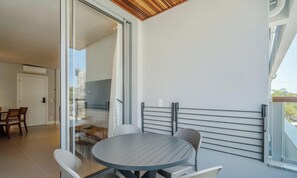 Basic Apartment | Outdoor dining - Apt w/ Barbecue Grill 110 m From the Beach Doi0203 (Florianópolis)