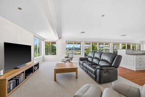 Smart TV, DVD player - 19 Newport Crescent : 3  BR, 2  BA House in Port Macquarie , Sleeps 6 (Port Macquarie)