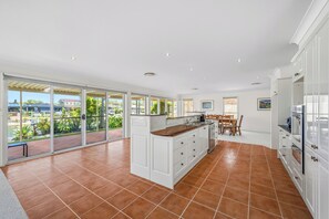 Fridge, microwave, oven, stovetop - 19 Newport Crescent : 3  BR, 2  BA House in Port Macquarie , Sleeps 6 (Port Macquarie)