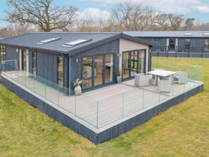 Outdoor dining - Isca Lodge - With Decking (York)