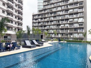Piscine extérieure, parasols de plage, chaises longues