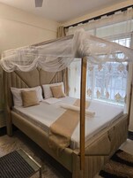 Estudio, balcón | Cortinas opacas, tabla de planchar con plancha, wifi gratis