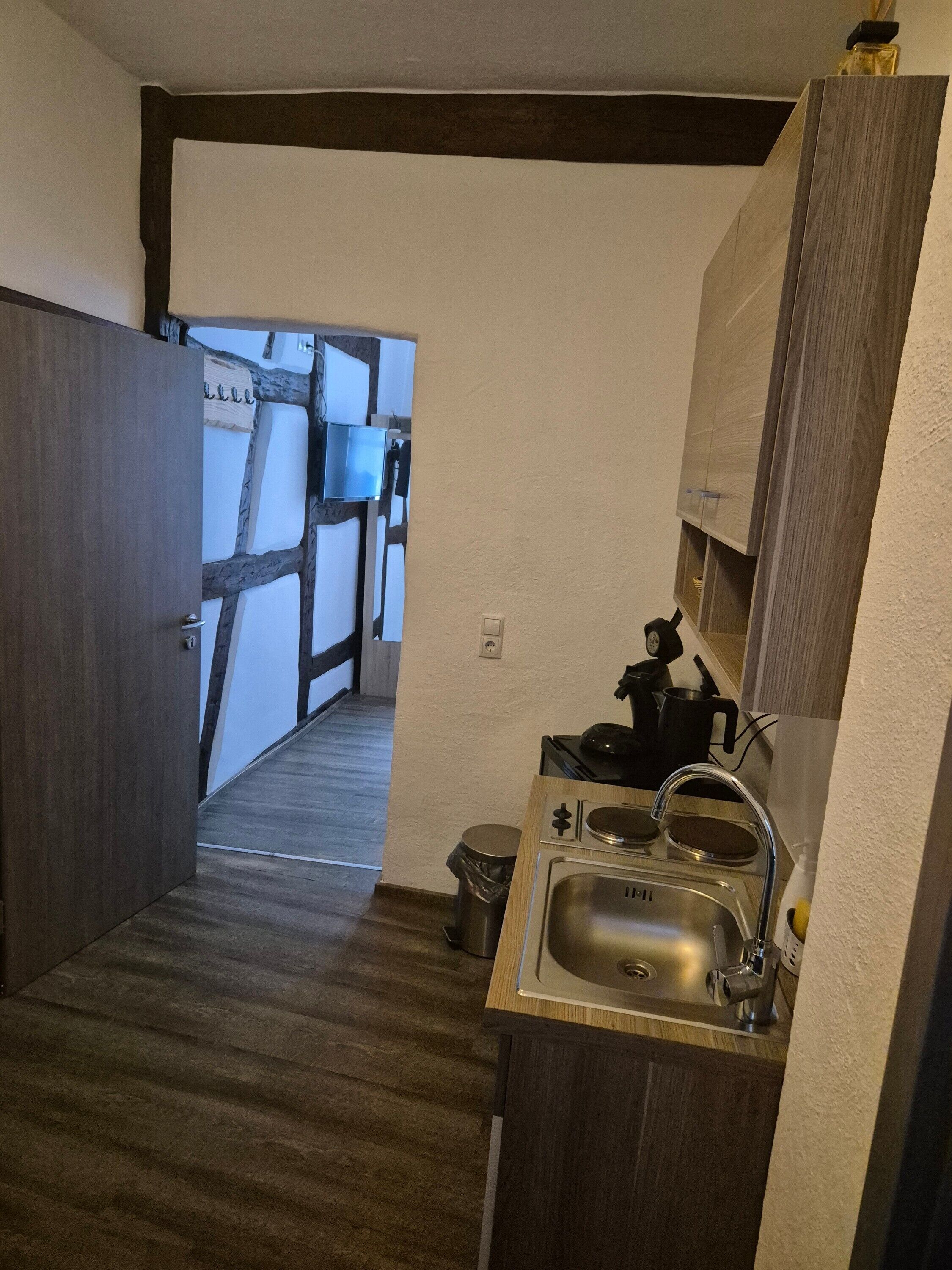 Kühlschrank, Herdplatte, Wasserkocher mit Kaffee-/Teezubehör