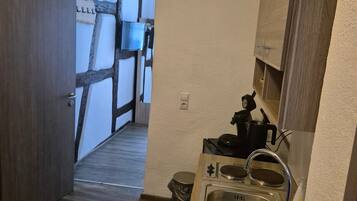 Kühlschrank, Herdplatte, Wasserkocher mit Kaffee-/Teezubehör