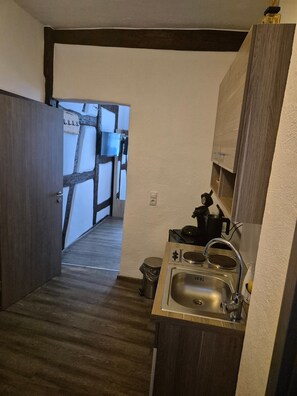 Jääkaappi, liesi, kahvin-/teenkeitin, vedenkeitin