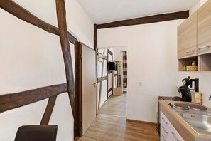 Kühlschrank, Herdplatte, Wasserkocher mit Kaffee-/Teezubehör