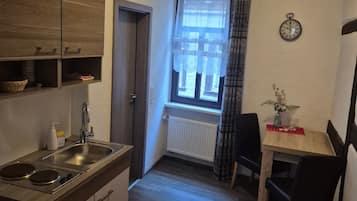 Jääkaappi, liesi, kahvin-/teenkeitin, vedenkeitin