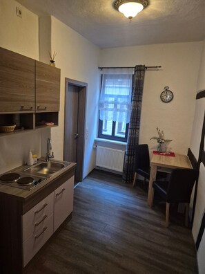 Jääkaappi, liesi, kahvin-/teenkeitin, vedenkeitin