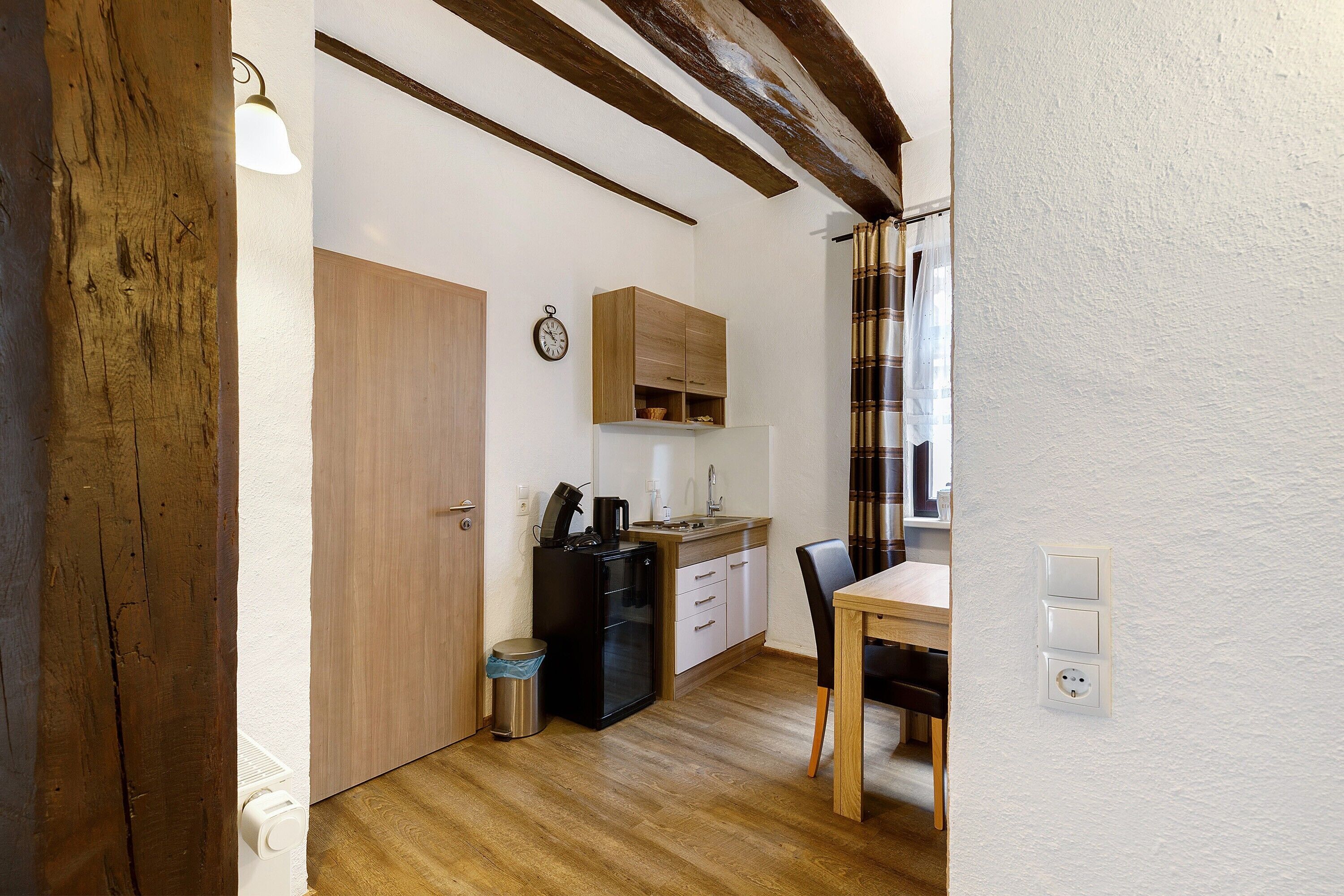 Réfrigérateur, plaque de cuisson, bouilloire électrique