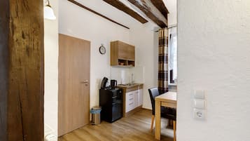 Réfrigérateur, plaque de cuisson, bouilloire électrique