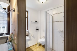 Shower, hair dryer, towels - Apartment '2' with Shared Terrace (Braubach)