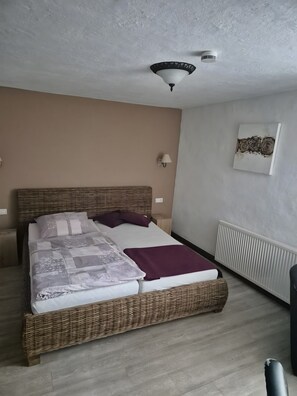 Bed sheets - Guest House 'Apartment 3' with Shared Terrace (Braubach)