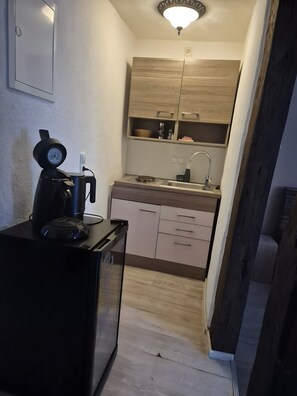 Fridge, stovetop, electric kettle, cookware/dishes/utensils - Guest House 'Apartment 3' with Shared Terrace (Braubach)