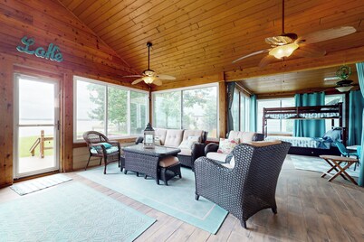 3BR Waterfront Home: Rural & Unique