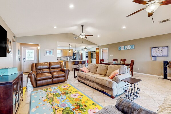 House (3 Bedrooms) | Interior - 3BR Waterfront Home: Rural & Unique (Groesbeck)