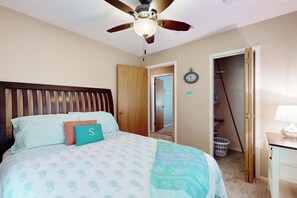 House (3 Bedrooms) | Interior - 3BR Waterfront Home: Rural & Unique (Groesbeck)