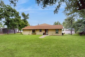 House (3 Bedrooms) | Interior - 3BR Waterfront Home: Rural & Unique (Groesbeck)