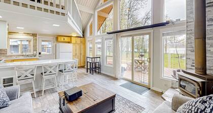 2 BR Lakeside Home w/ Wood-burning Fireplace