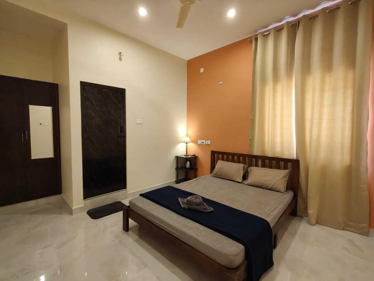 Rideaux occultants, fer et planche à repasser, Wi-Fi gratuit