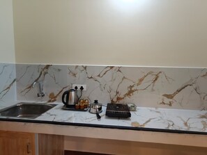 Luxury Suite, Mountain View | Private kitchen