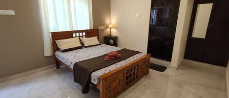 Kahden hengen comfort-huone, vuoristonäköala | Pimennysverhot, silitysrauta/-lauta, ilmainen Wi-Fi