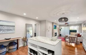 Interior - Cozy 1-bedroom apartment in enchanting Newport Beach with fitness room (Newport Beach)