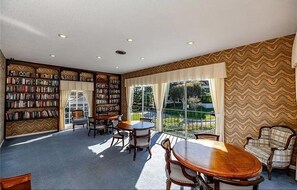Interior - Cozy 1-bedroom apartment in enchanting Newport Beach with fitness room (Newport Beach)
