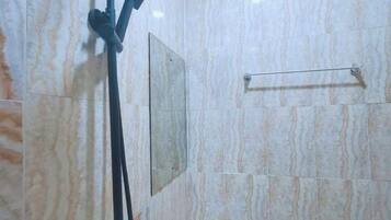 SĂšche-cheveux, bidet, serviettes fournies, savon