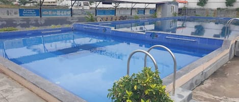 2 outdoor pools