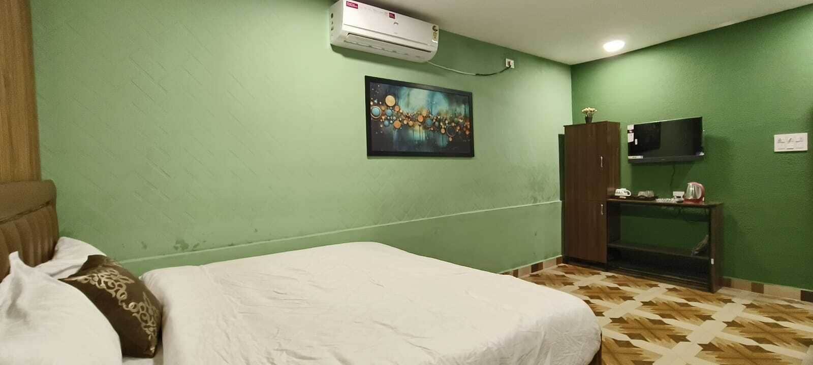 高級寢具、羽絨被、記憶床墊、筆電工作空間