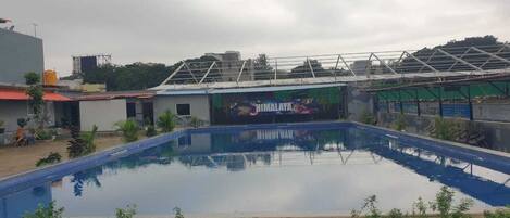 2 outdoor pools