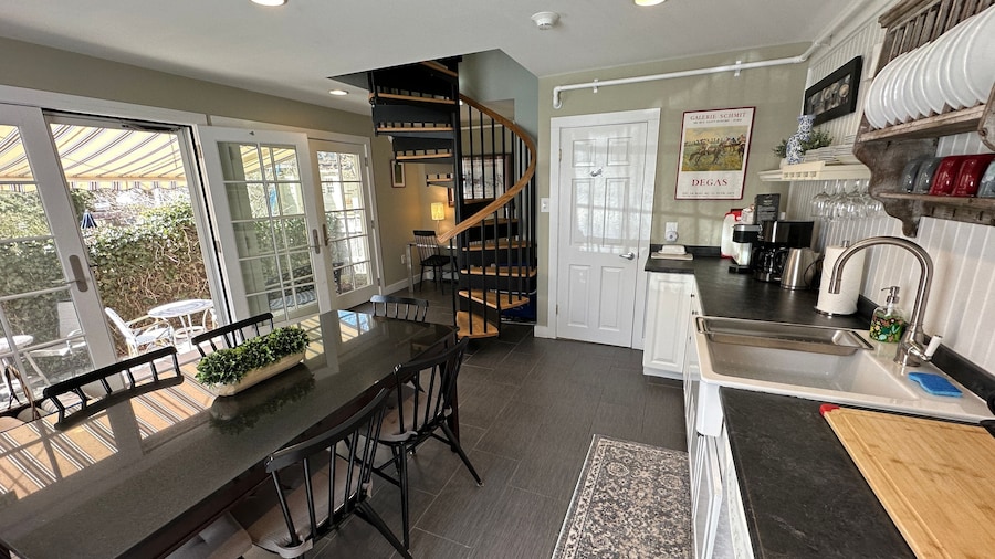 Entire Historic 5 Bed/ 5 Bath Inn Sleeps 17