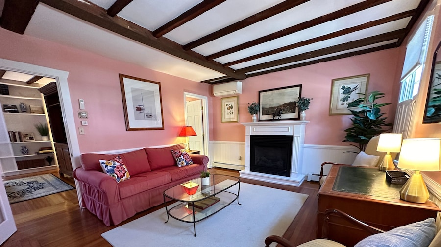 Entire Historic 5 Bed/ 5 Bath Inn Sleeps 17