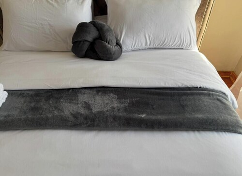 Cozy stays 30km from ORTambo within 10km to restaurants, malls and Goldreef cty