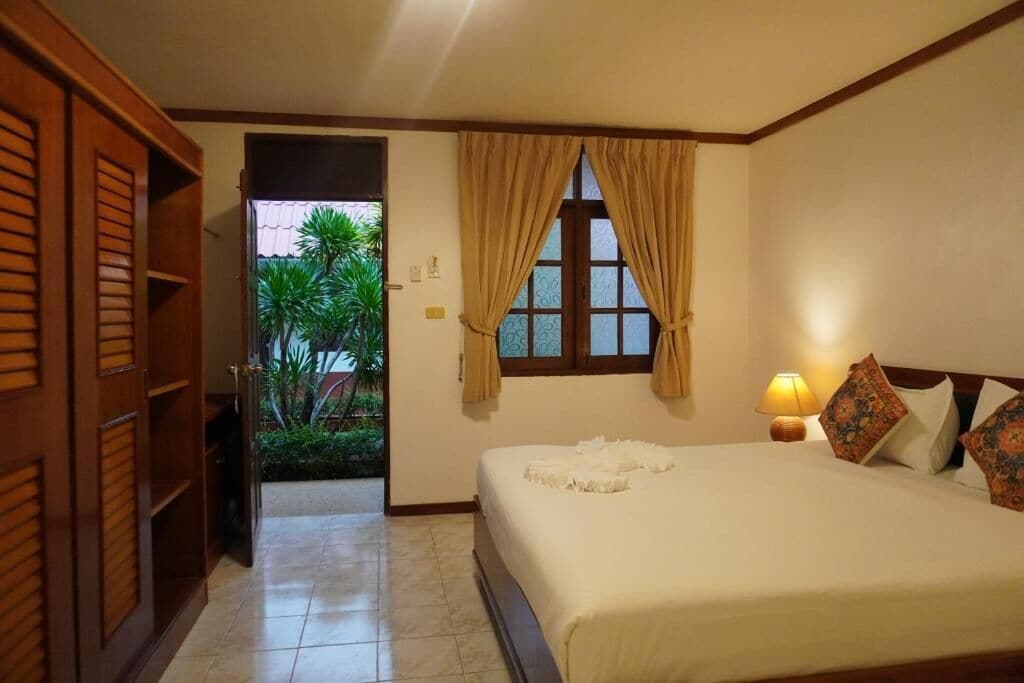 خزنة داخل الغرفة ومكتب ومساحة عمل للكمبيوتر المحمول وواي فاي مجانًا