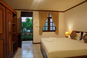 Habitación doble Deluxe, balcón, vista al patio | Caja de seguridad en la habitación y escritorio 