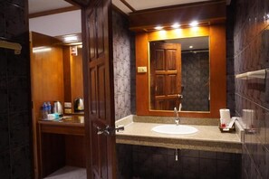 Habitación doble Deluxe, balcón, vista al patio | Baño | Regadera, amenidades de baño gratuitas, secadora de cabello, toallas 