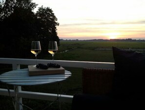 Outdoor dining - Funny: B&B with Jacuzzi and Pooltable located in the epic Gardens of Amsterdam (Abcoude)