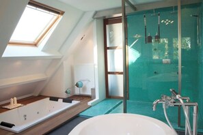 Hair dryer, towels, soap, toilet paper - Funny: B&B with Jacuzzi and Pooltable located in the epic Gardens of Amsterdam (Abcoude)