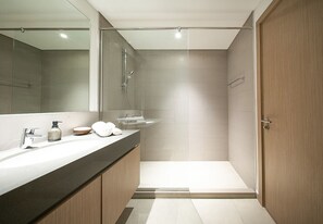 Shower, free toiletries, hair dryer, bidet - Gorgeous 2 Bed in Cyan Beach Residence (Sharjah)
