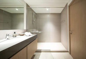 Shower, free toiletries, hair dryer, shampoo - Beachfront Apartment W Pool & Balcony Cyan Beach (Sharjah)