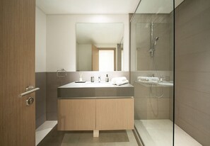 Douche, articles de toilette gratuits, sèche-cheveux, bidet