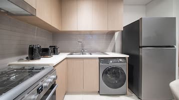 Fridge, microwave, oven, coffee/tea maker