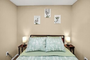 3 bedrooms, iron/ironing board, WiFi, bed sheets - Cozy 3BR Retreat Near NASA, Hobby Airport, with easy access to I95 and Beltway 8 (Houston)