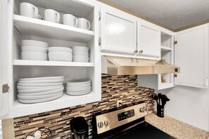 Private kitchen - Cozy 3BR Retreat Near NASA, Hobby Airport, with easy access to I95 and Beltway 8 (Houston)