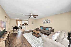 Living area - Cozy 3BR Retreat Near NASA, Hobby Airport, with easy access to I95 and Beltway 8 (Houston)