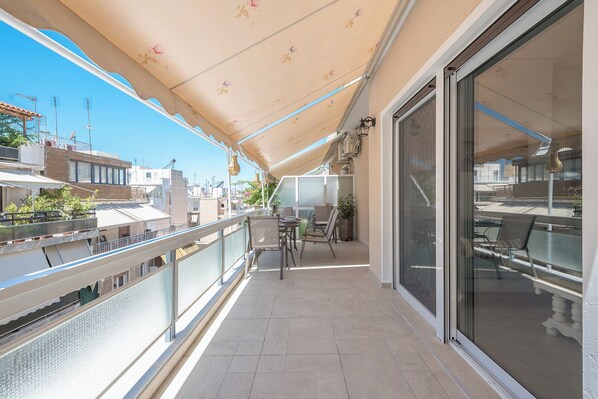 Outdoor dining - DiPeJo Athens Luxurious Penthouse Apartment (Athens)